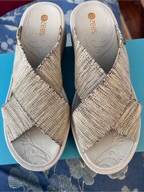 Bzees Women's Oatmeal Desire Crisscross Slide Sandals